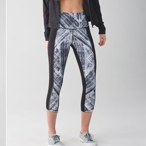 Lululemon hot to street crop leggings black and white size 10